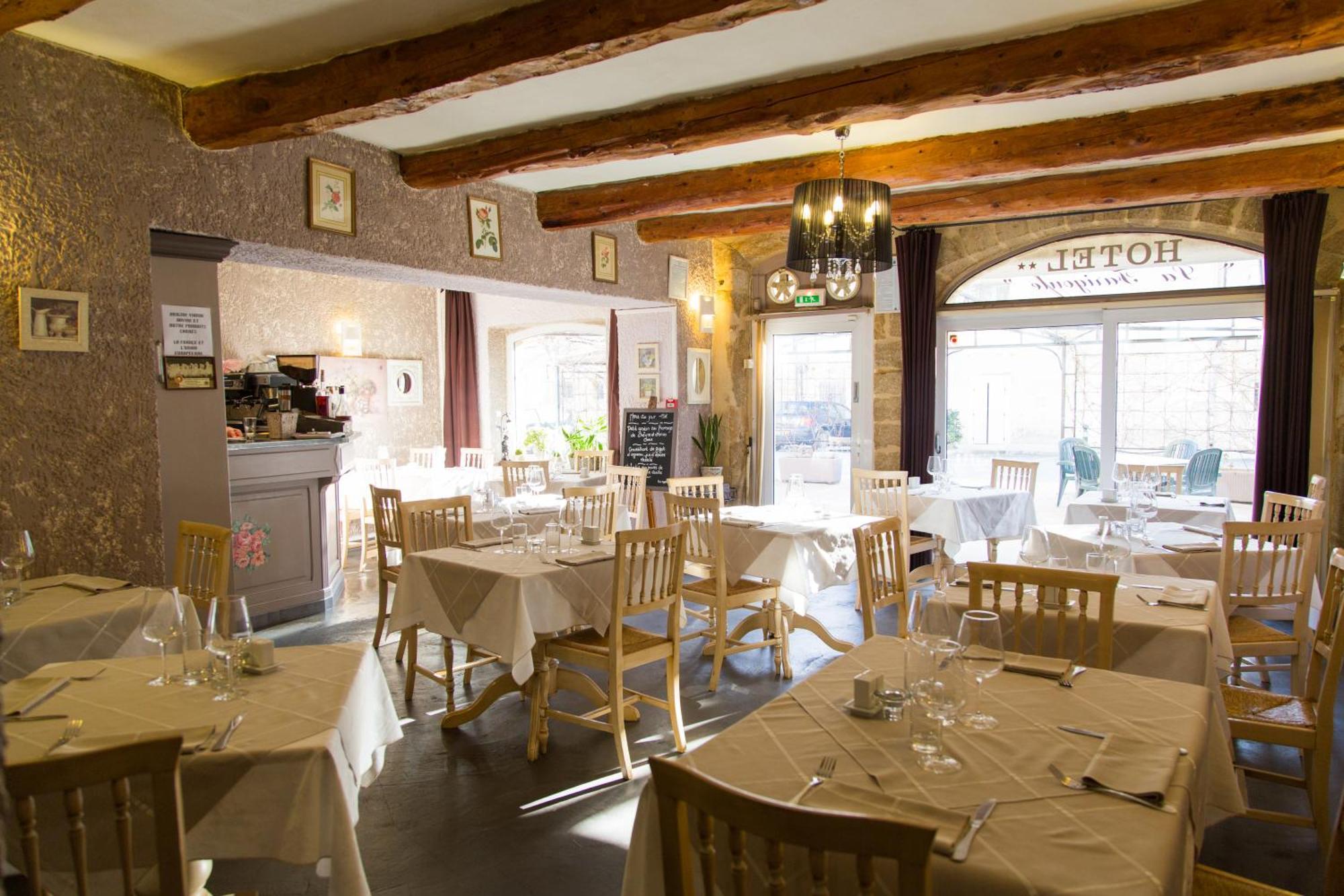 Logis Hotel Restaurant La Farigoule Sainte-Cécile-les-Vignes Exteriör bild