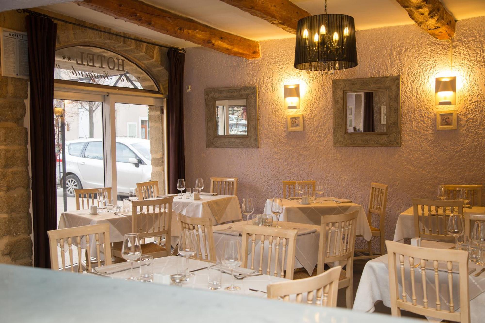 Logis Hotel Restaurant La Farigoule Sainte-Cécile-les-Vignes Exteriör bild