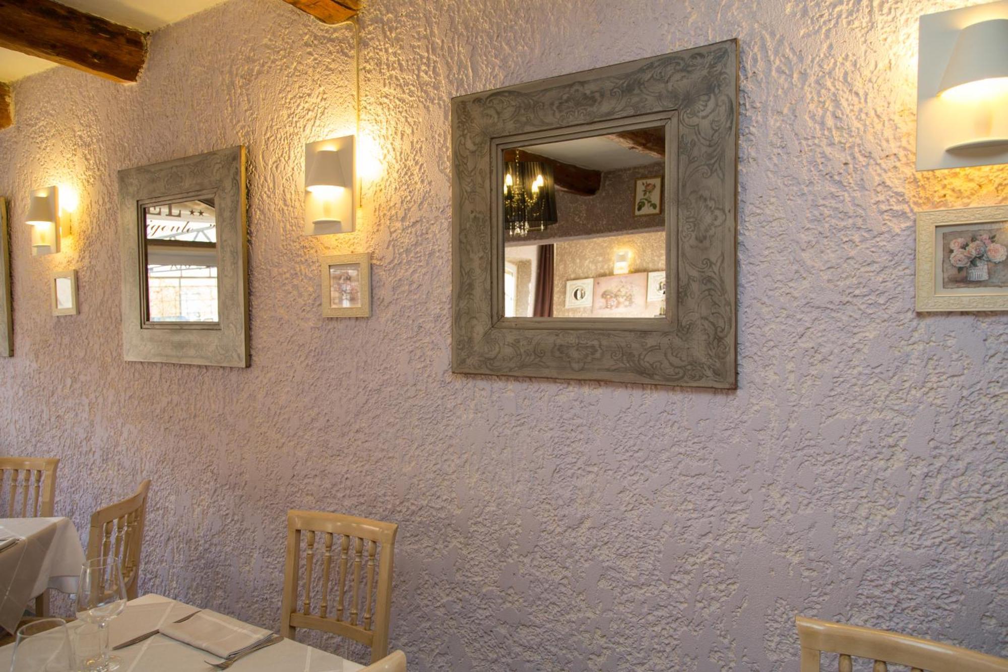 Logis Hotel Restaurant La Farigoule Sainte-Cécile-les-Vignes Exteriör bild