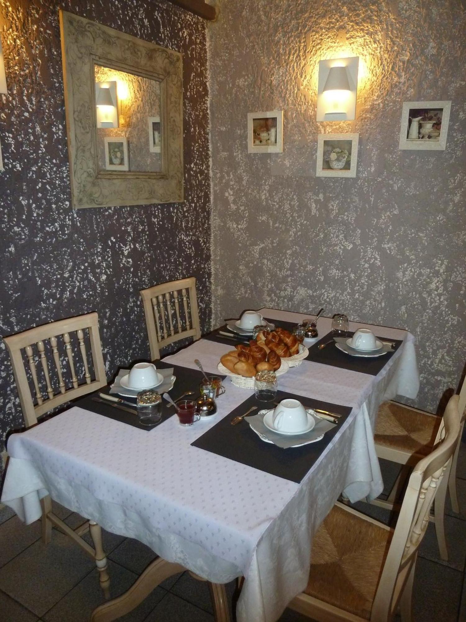 Logis Hotel Restaurant La Farigoule Sainte-Cécile-les-Vignes Exteriör bild