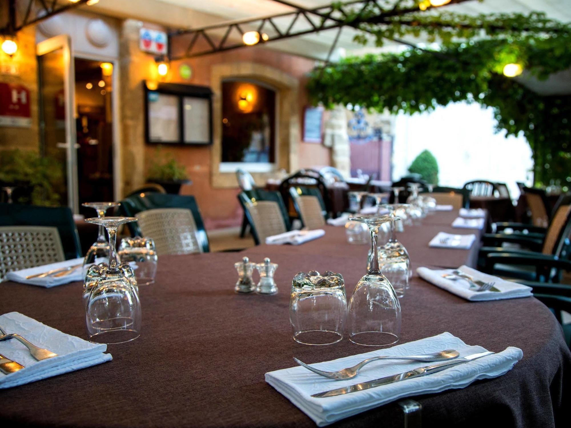 Logis Hotel Restaurant La Farigoule Sainte-Cécile-les-Vignes Exteriör bild