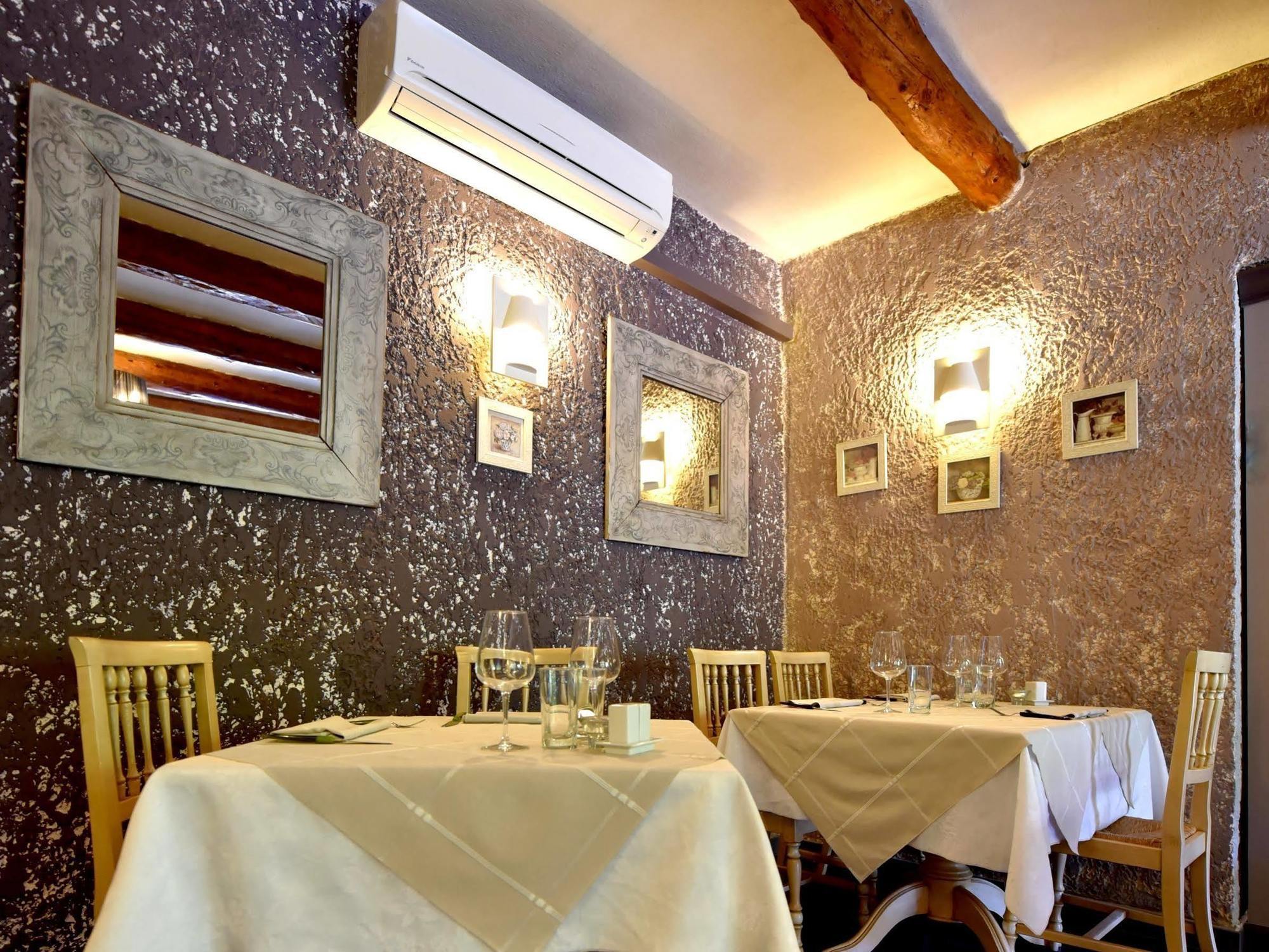 Logis Hotel Restaurant La Farigoule Sainte-Cécile-les-Vignes Exteriör bild