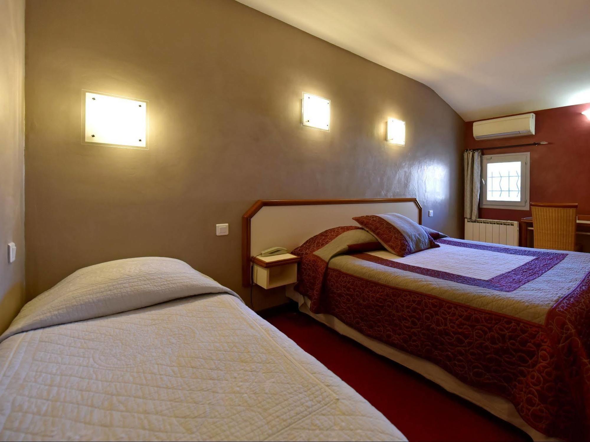 Logis Hotel Restaurant La Farigoule Sainte-Cécile-les-Vignes Exteriör bild